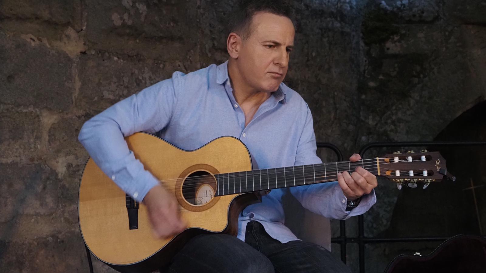 Ryszard Badowski an der Gitarre