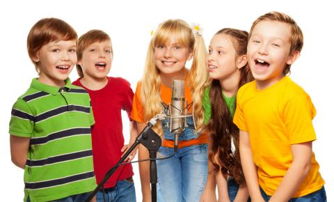 5 Kinder am Mikrophon